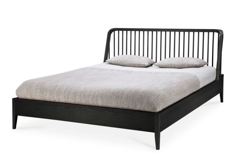 Schwarzes Eiche Bett von Ethnicraft mit Lattenrost-Kopfteil, Decke und Kissen. Modernes Schlafzimmermöbel.